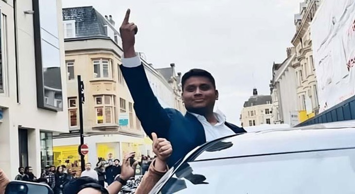 স্লোগানে আওয়ামী সমর্থকরা, ‘মিডল ফিঙ্গার’ দেখালেন হাসনাত আব্দুল্লাহ