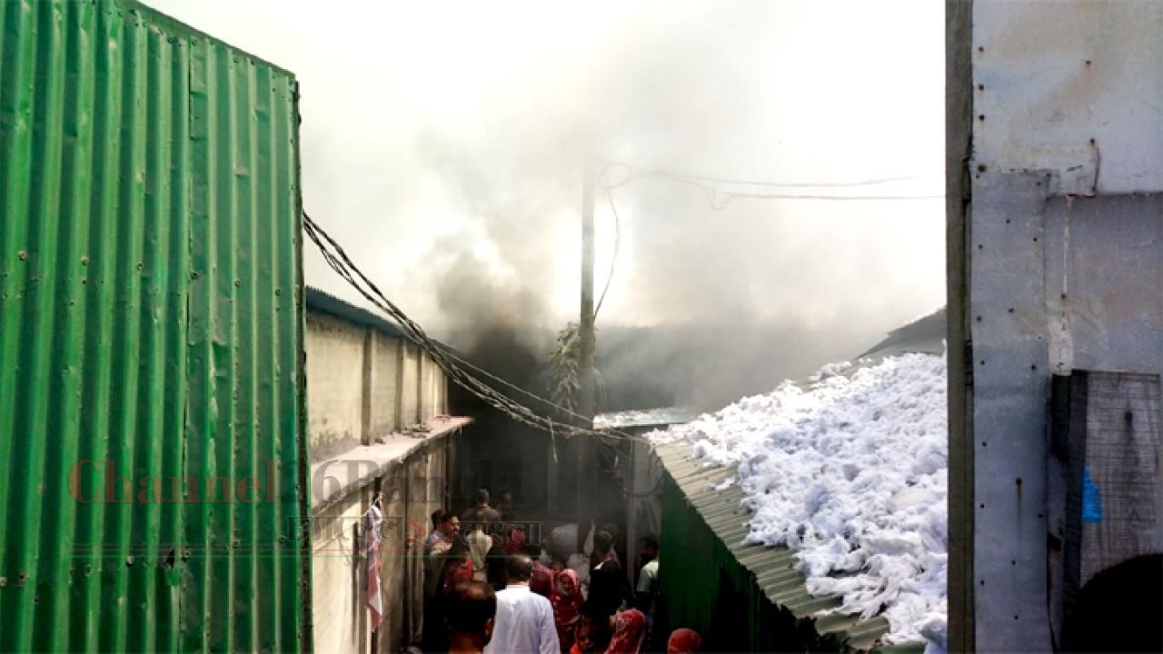 বন্দরে আওয়ামী লীগ নেতার তুলার গোডাউনে অগ্নিকাণ্ড: ক্ষয়ক্ষতি ১২ লাখ টাকা