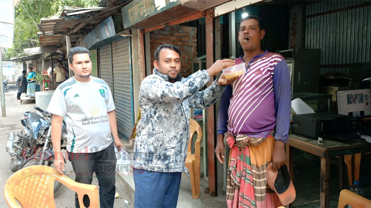 অ্যাড. সাখাওয়াতের মনোনয়নে কাজলের মিষ্টি বিতরণ 