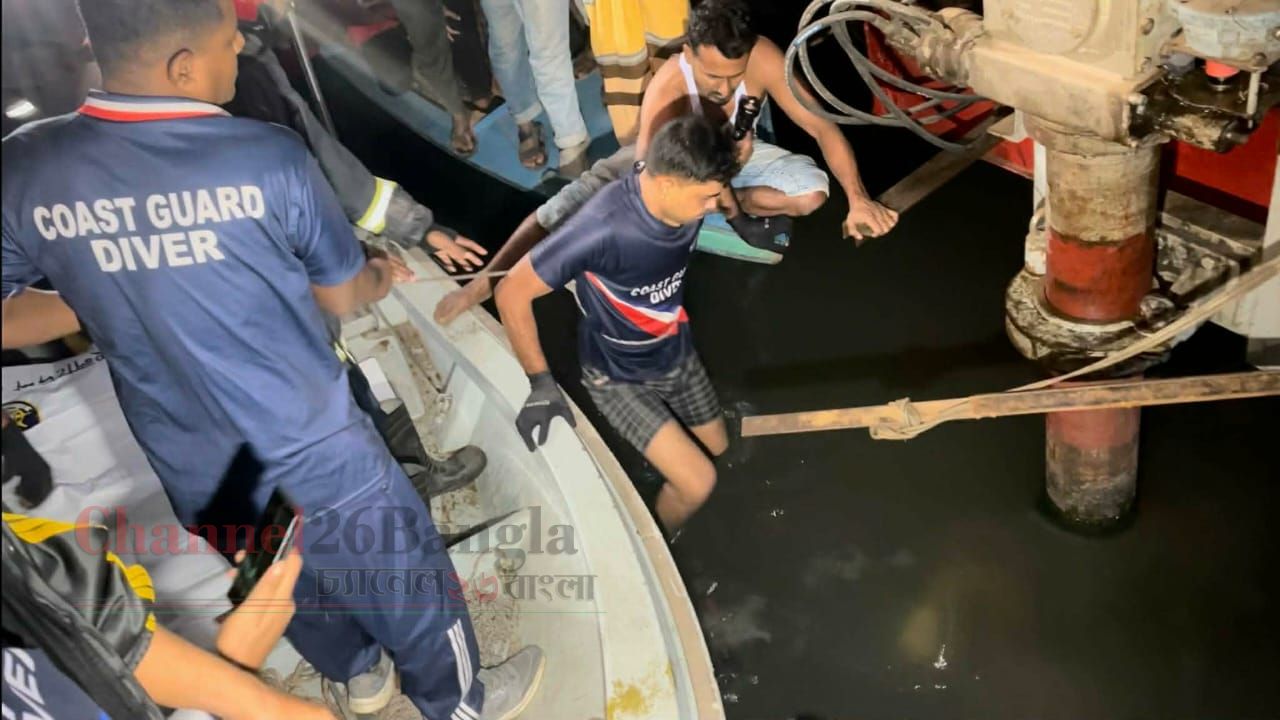 ধলেশ্বরীতে ফেরি থেকে ৫ যানবাহন নদীতে: প্রবাসীসহ ৩ জনের মরদেহ উদ্ধার