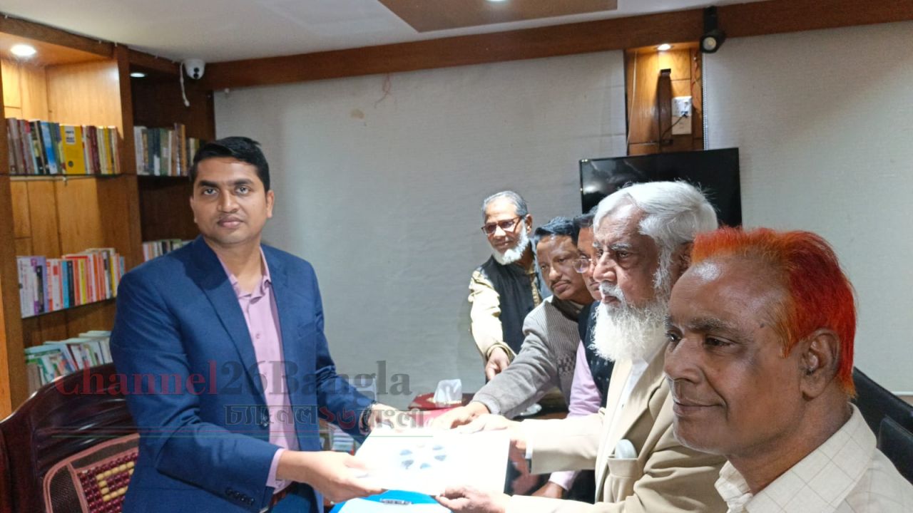 আড়াইহাজারে সাবেক এমপি আঙ্গুরের মনোনয়নপত্র সংগ্রহ