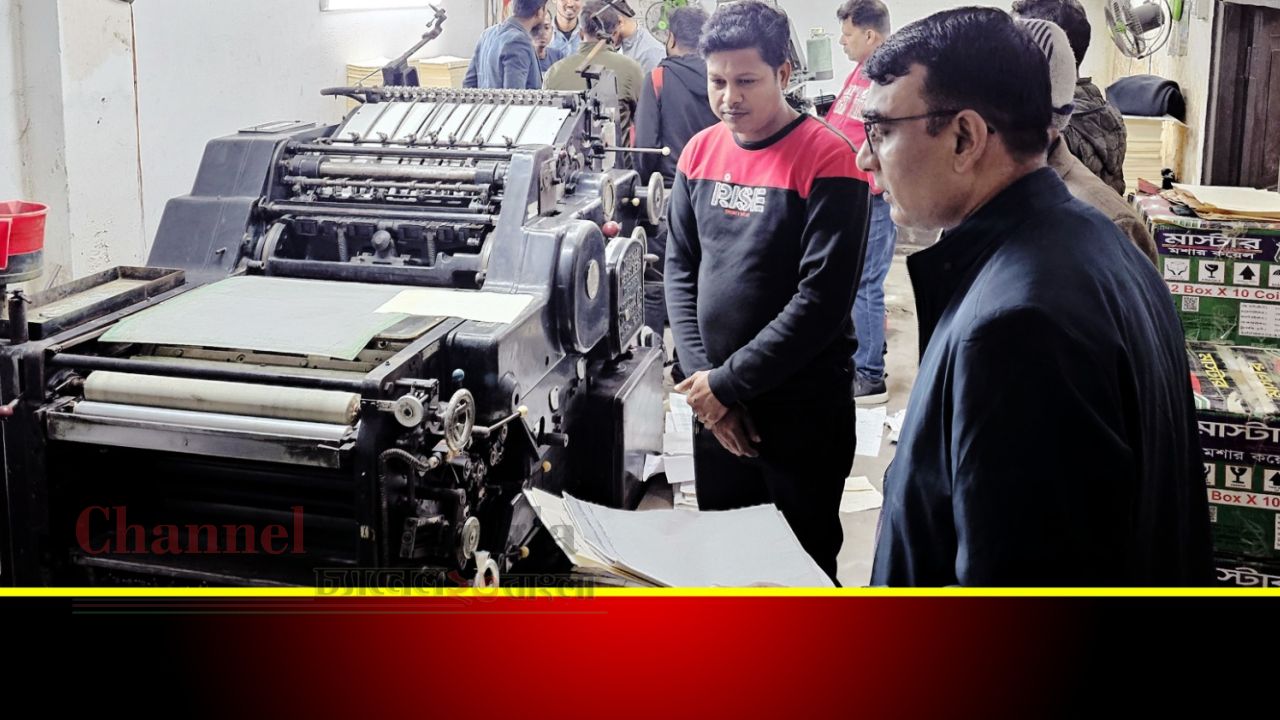 সিদ্ধিরগঞ্জে নকল স্ট্যাম্প তৈরির কারখানার সন্ধান, কয়েক কোটি টাকার মালামালসহ গ্রেপ্তার ২