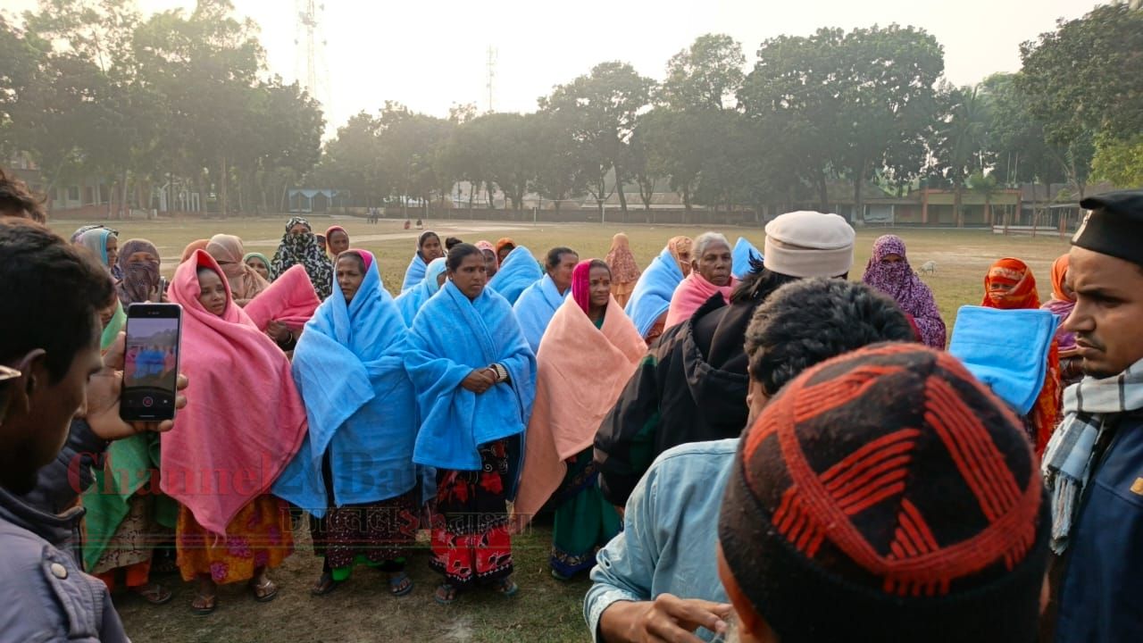 ঠাকুরগাঁওয়ে একতা পরিবারের উদ্যোগে অসহায়দের মাঝে শীতবস্ত্র বিতরণ