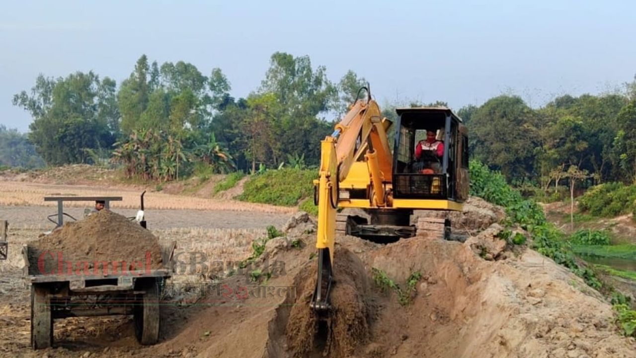 গড়েয়ায় প্রকাশ্যেই কাটা হচ্ছে নদীর পাড়, ঝুঁকিতে বাঁধ ও ফসলি জমি