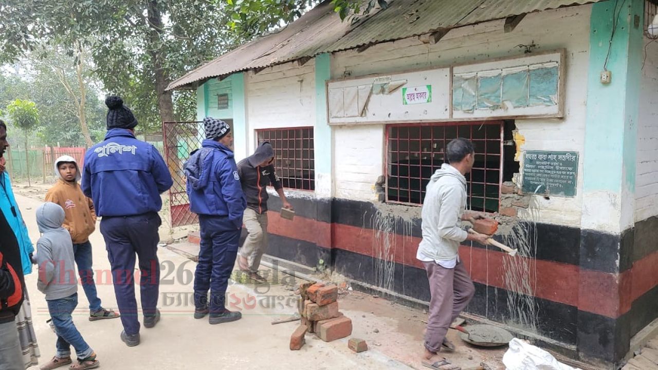 ঠাকুরগাঁওয়ে মাজার ও কবর ভাঙচুর: অস্থিতিশীলতার শঙ্কা
