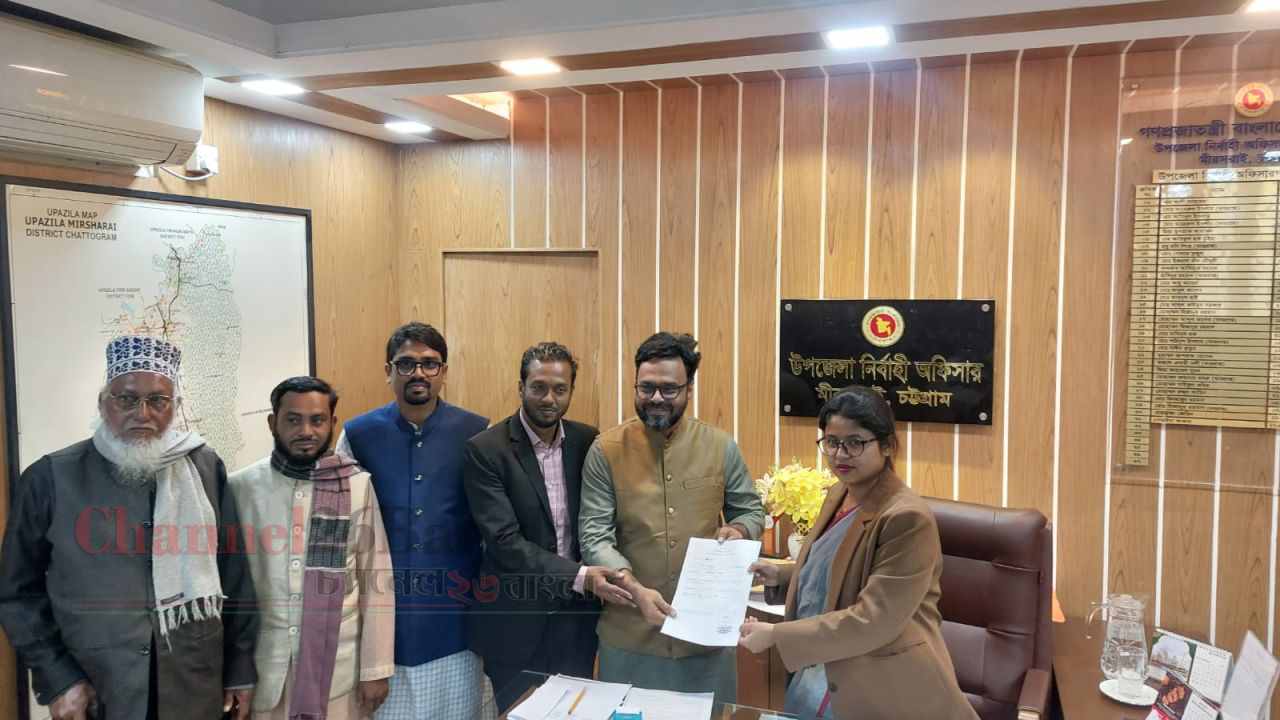 মিরসরাইয়ে ইনসানিয়াত বিপ্লবের প্রার্থী রেজাউল করিমের মনোনয়নপত্র জমা