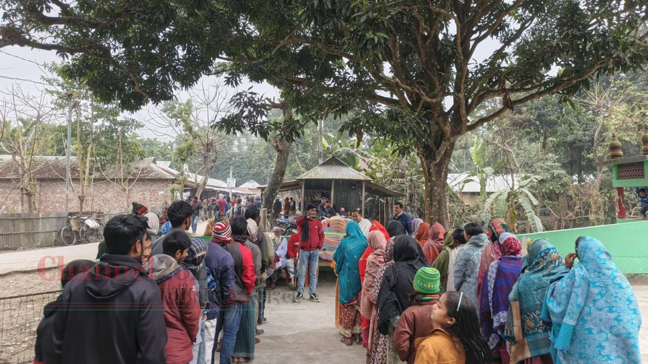 ফুলবাড়ীতে মেঘবাড়ী হাউজিংয়ের শীতবস্ত্র বিতরণ