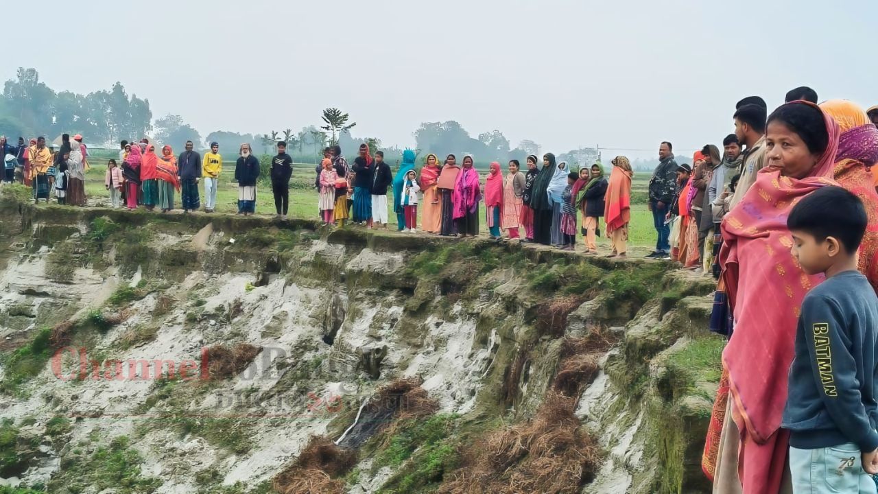 ব্রহ্মপুত্র খননে অনিয়ম: শেরপুরে নদীগর্ভে বিলীন হচ্ছে ফসলি জমি