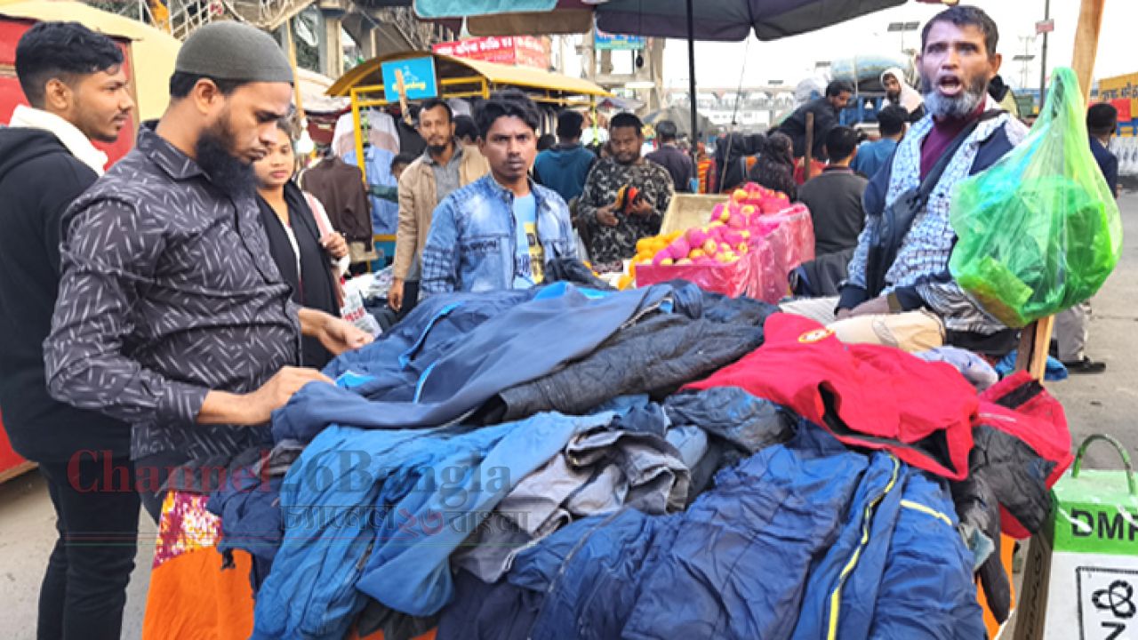 সোনারগাঁয়ে শীতের পোশাকের বাজারে উপচে পড়া ভিড়