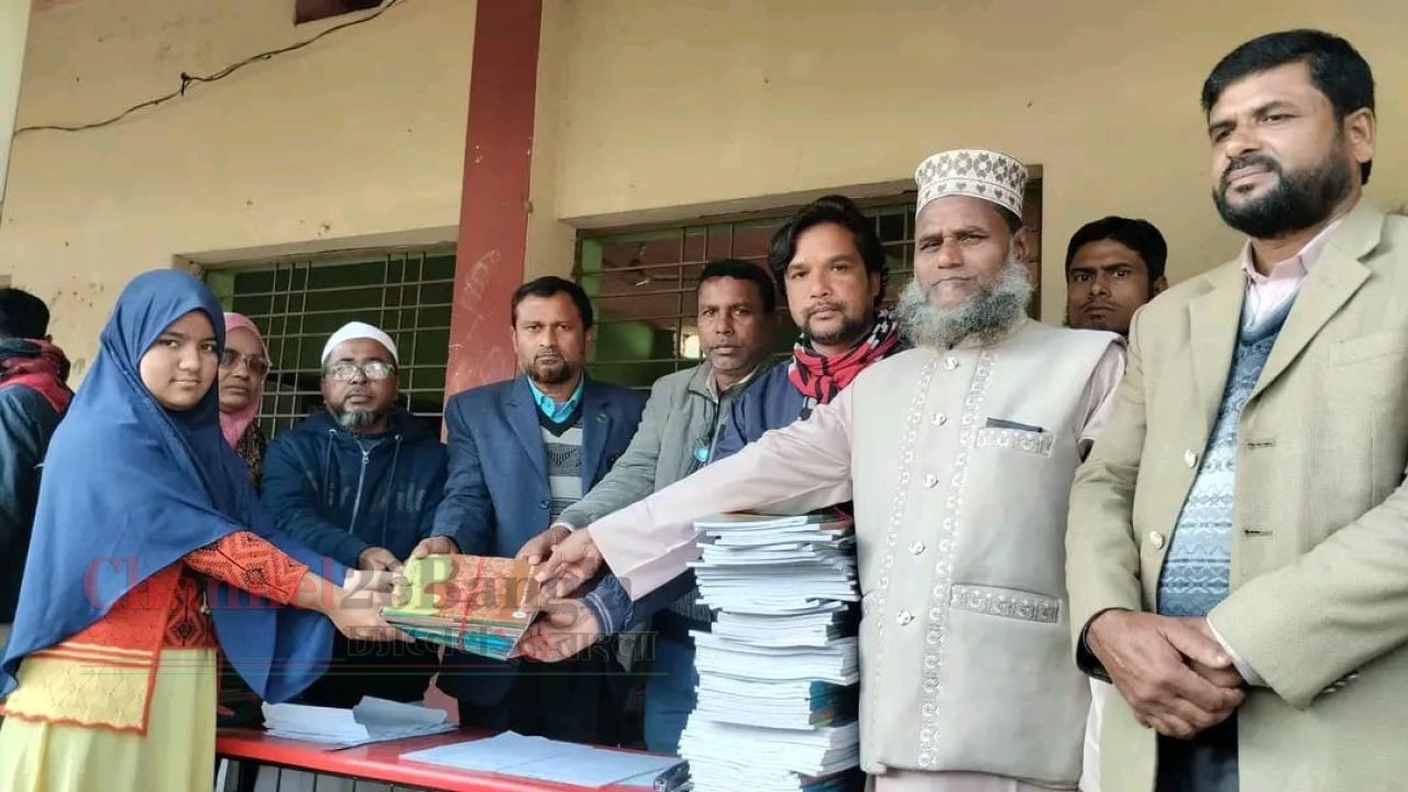 ফুলবাড়ীতে শিক্ষার্থীদের মাঝে নতুন বই বিতরণ