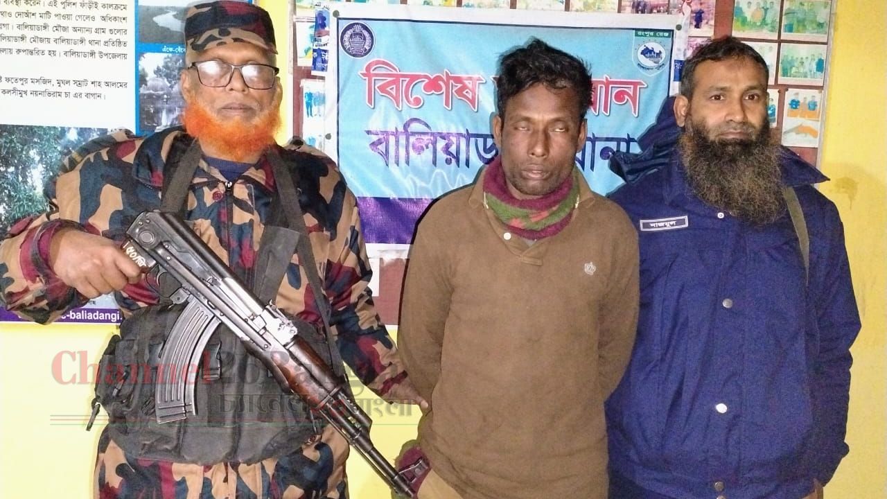 বালিয়াডাঙ্গী সীমান্তে বিজিবির অভিযান: মাদকসহ আটক ১