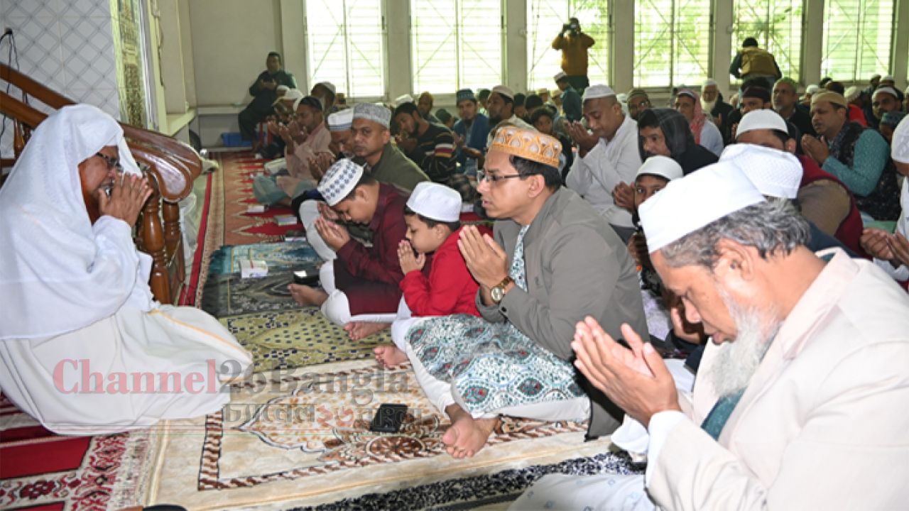 বেগম খালেদা জিয়ার রুহের মাগফেরাত কামনায় নারায়ণগঞ্জ জেলা প্রশাসনের  মিলাদ ও দোয়া