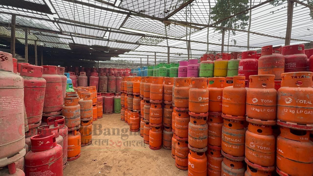 মাগুরায় গ্যাস সিলিন্ডারের বাজারে অস্থিরতা: ডিলারকে ১ লাখ টাকা জরিমানা