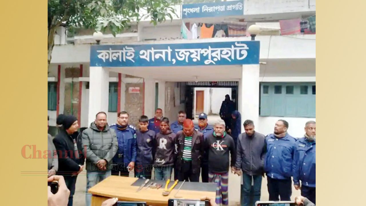 জয়পুরহাটে নারীর বাড়িতে ডাকাতি: ৫ পেশাদার ডাকাত গ্রেফতার