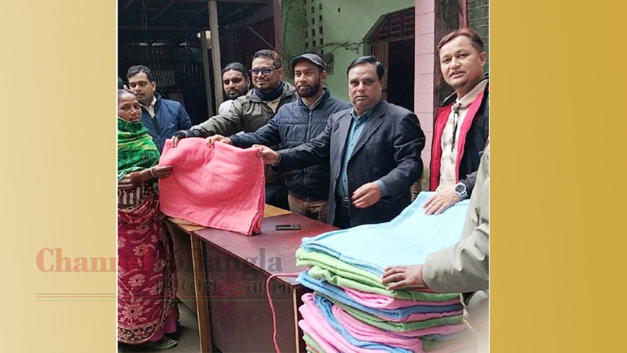 গড়েয়ায় দুস্থদের মাঝে শীতবস্ত্র বিতরণ