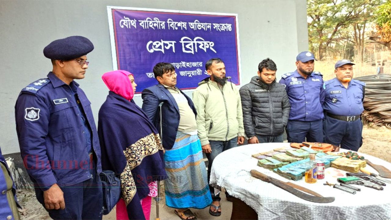 আড়াইহাজারে যৌথ বাহিনীর অভিযানে অস্ত্র ও মাদকসহ গ্রেপ্তার ৪