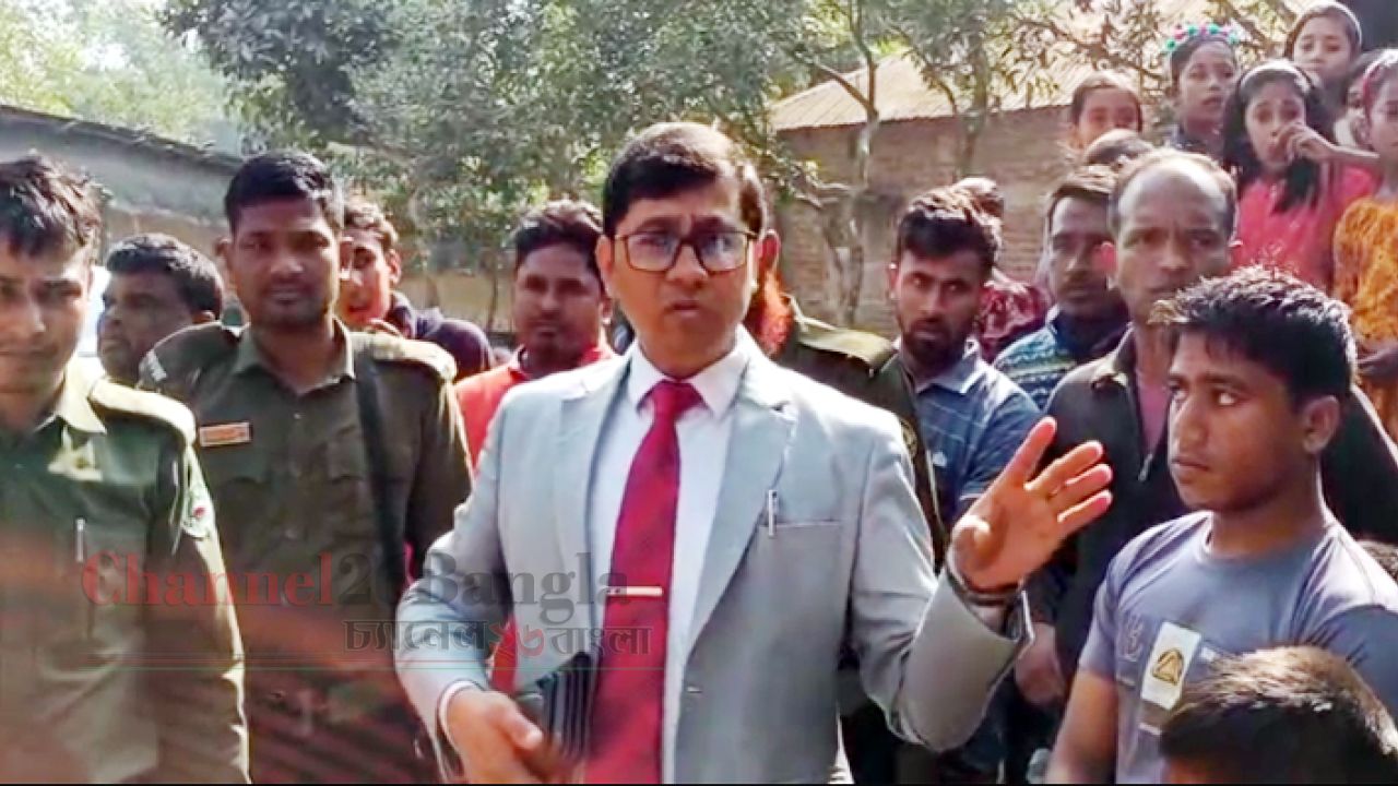 বালিয়াডাঙ্গীতে রাস্তার সরকারি ইট তুলে নিলেন দুই বিএনপি নেতা