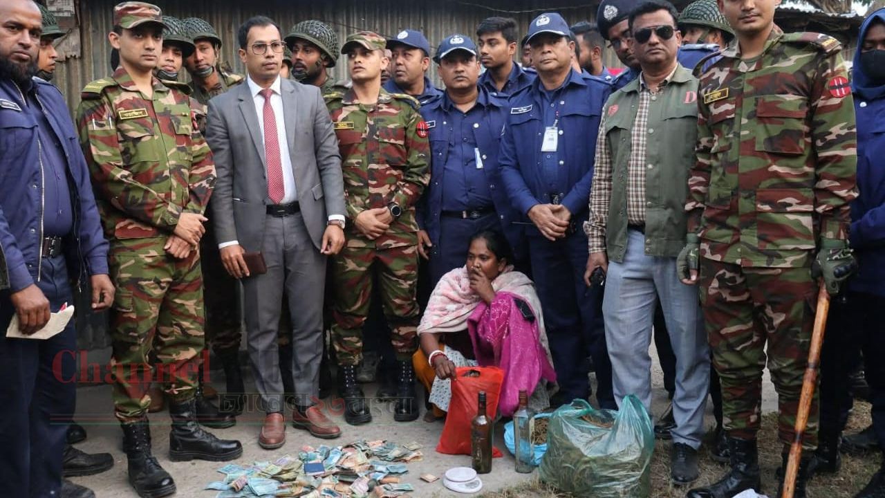 জয়পুরহাটে গাঁজা ও টাকাসহ নারী মাদক ব্যবসায়ী আটক