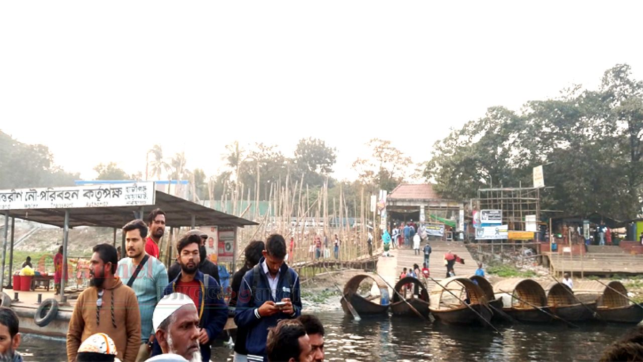 নবীগঞ্জ খেয়াঘাটে অতিরিক্ত টোল আদায়ের মহোৎসব: যাত্রী হয়রানি চরমে