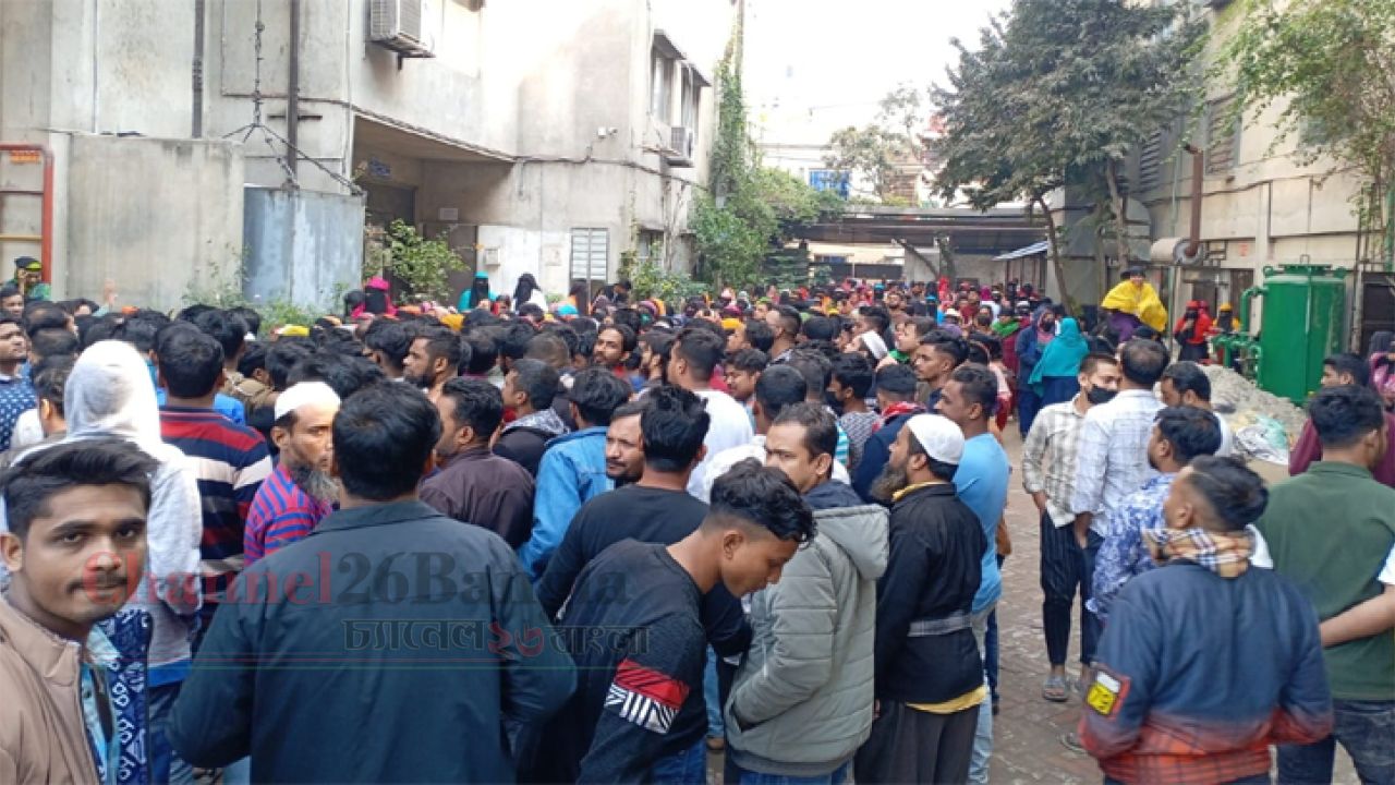 সিদ্ধিরগঞ্জে ছুটির ভাতার দাবিতে শ্রমিক বিক্ষোভ, কারখানা অনির্দিষ্টকালের জন্য বন্ধ