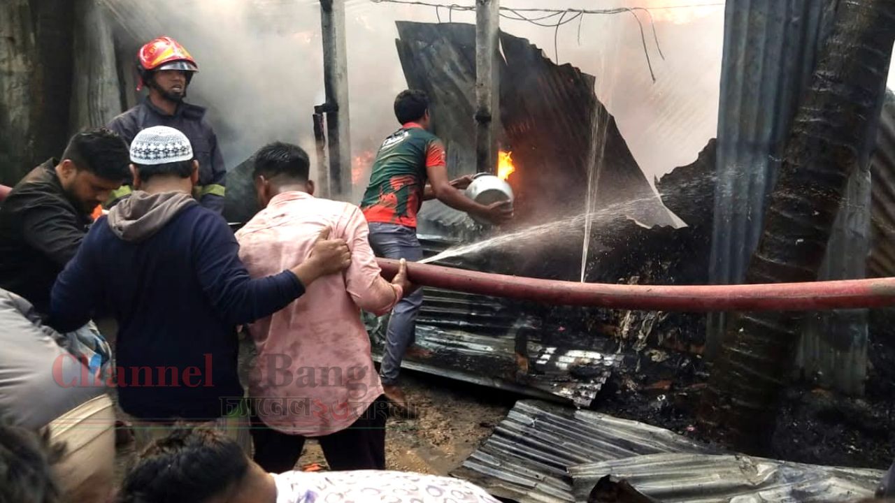 আড়াইহাজারে তুলার কারখানায় আগুন: ১০ লক্ষাধিক টাকার ক্ষতির দাবি