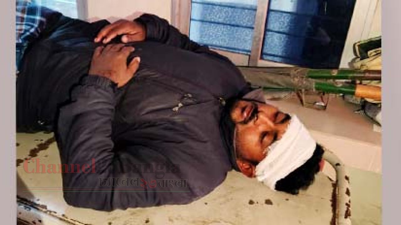 বটিয়াঘাটায় পানি নিষ্কাশনের গেট বন্ধে বাধা: সন্ত্রাসীদের কোপে যুবক হাসপাতালে