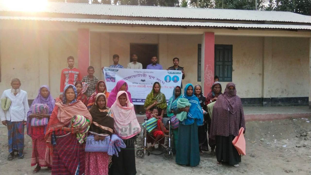 ফুলবাড়ীতে আজোয়াটারী যুব সংঘের শীতবস্ত্র বিতরণ