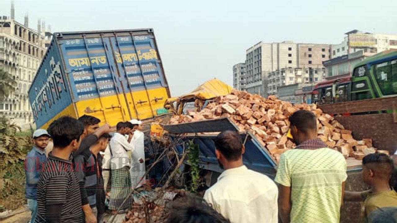 সিদ্ধিরগঞ্জে কাভার্ডভ্যানে ট্রাকের ধাক্কা: হেলপার নিহত: চালক আহত