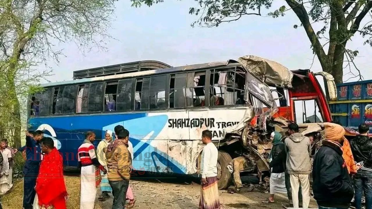 পাবনায় দুই বাসের মুখোমুখি সংঘর্ষে নিহত ৭ আহত ১২