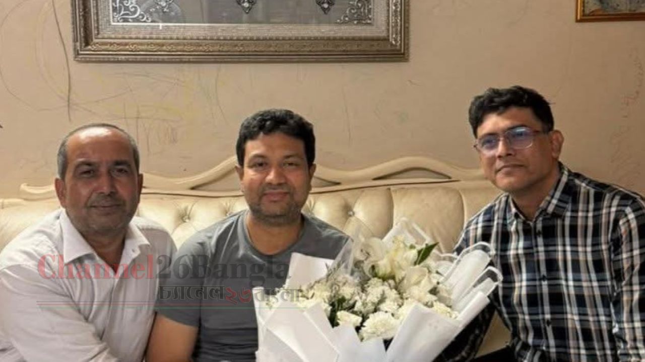নবনির্বাচিত এমপি আজাদকে রাজিব-সজলের ফুলেল শুভেচ্ছা  