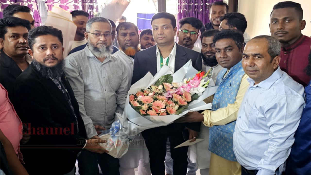 নবনির্বাচিত এমপি আজাদকে ১১নং  ওয়ার্ড বিএনপির ফুলেল শুভেচ্ছা
