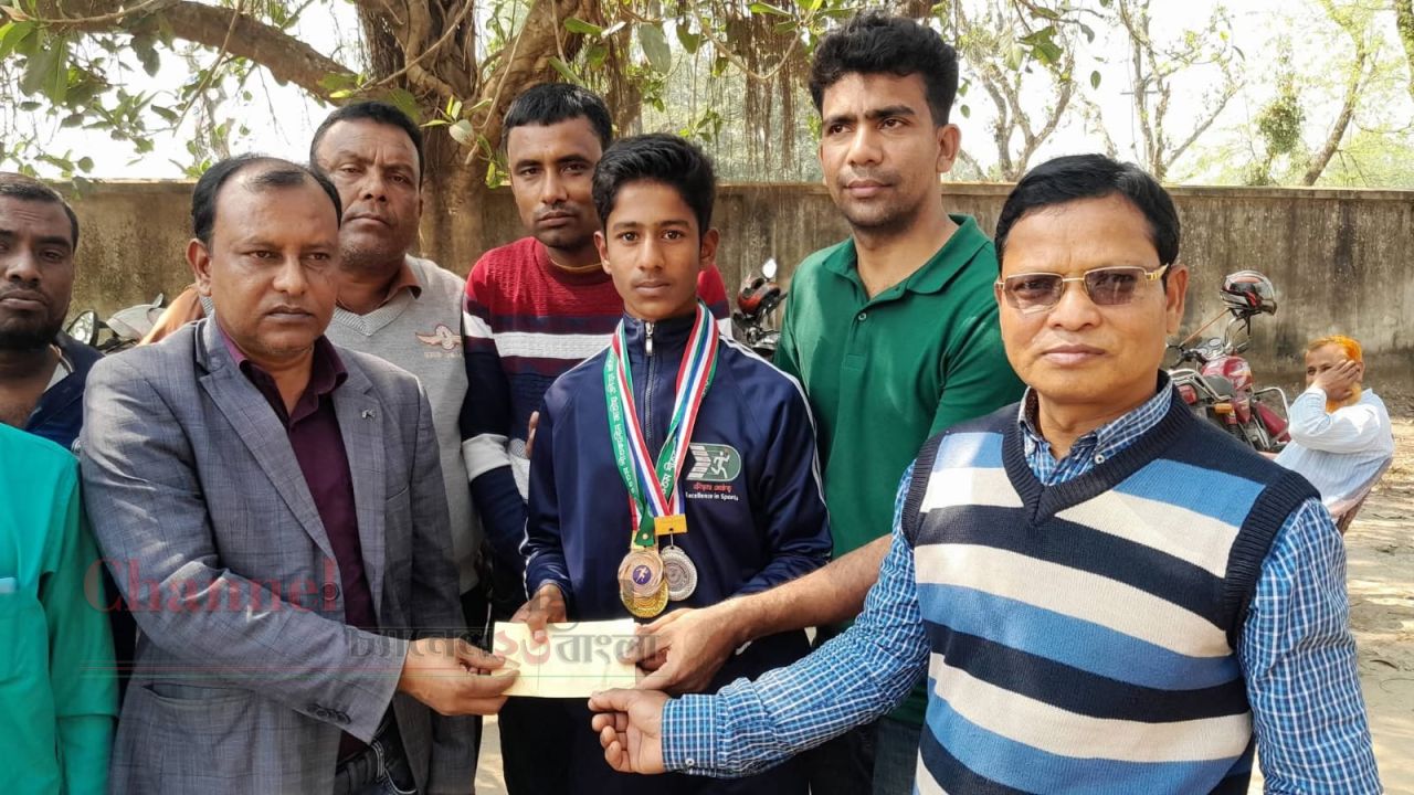 ঠাকুরগাঁওয়ে স্কোয়াশ খেলে পদক জয়ী ষষ্ঠ শ্রেণির মাহমুদ