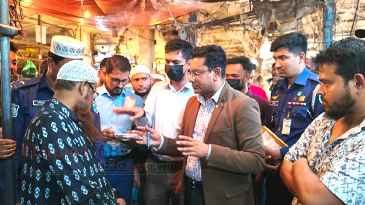 বাজার স্থিতিশীল রাখতে সোনারগাঁয়ে ভ্রাম্যমাণ আদালতের অভিযান 
