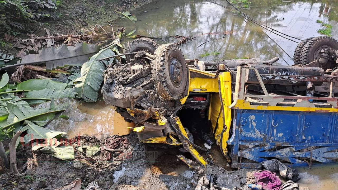 মাগুরায় নিয়ন্ত্রণ হারিয়ে ট্রাক উল্টে চালক নিহত