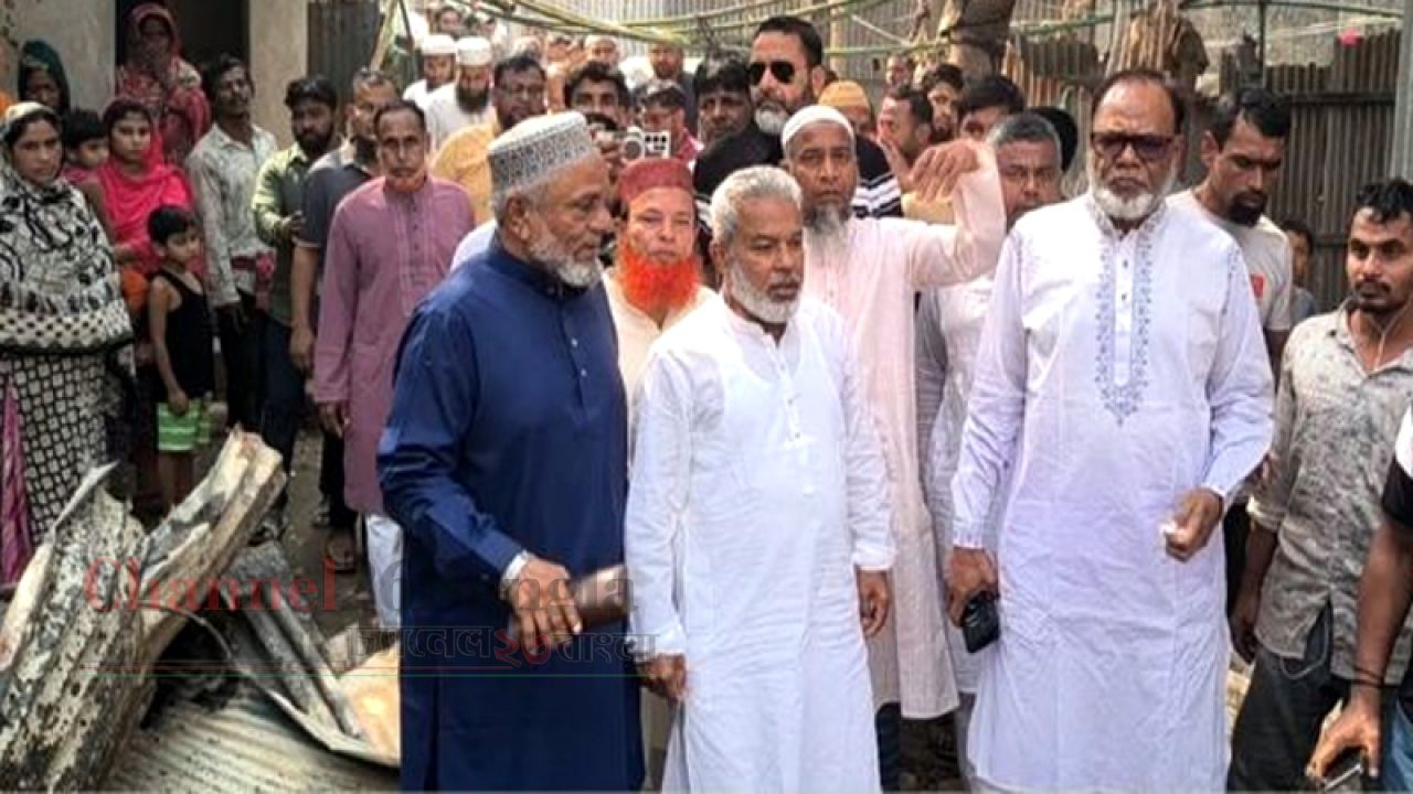 সোনারগাঁয়ে অগ্নিকাণ্ডে ক্ষতিগ্রস্তদের পাশে এমপি মান্নান