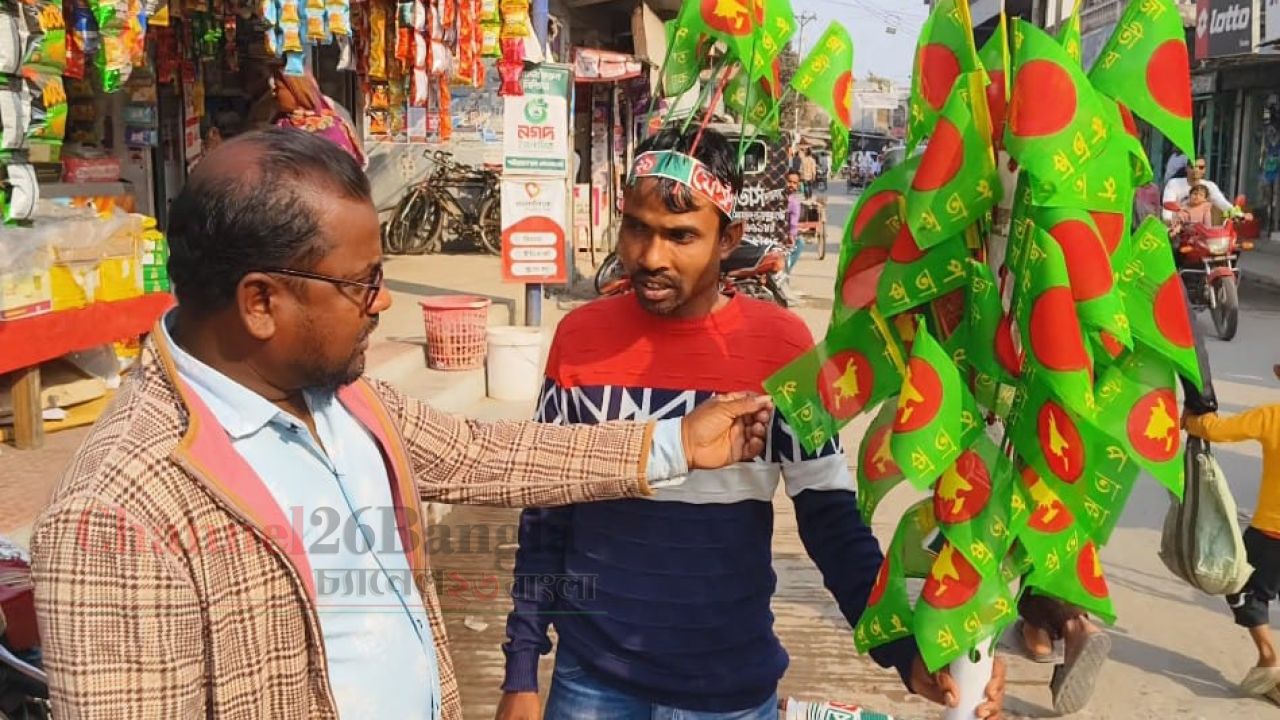 পাঁচবিবিতে একুশ ঘিরে পতাকার রমরমা বাণিজ্য: চাহিদায় নতুন মাত্রা