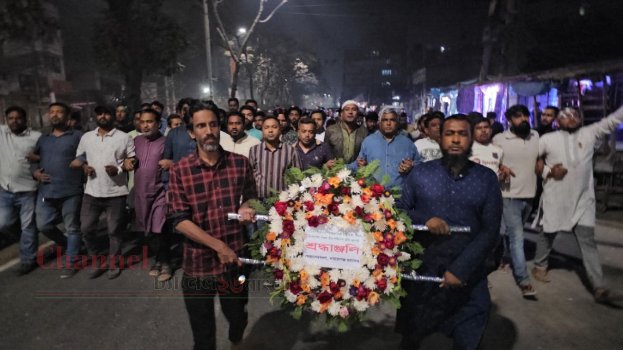 একুশের প্রথম প্রহরে ভাষা শহীদদের স্মরণে  মহানগর স্বেচ্ছাসেবক দলের শ্রদ্ধা নিবেদন