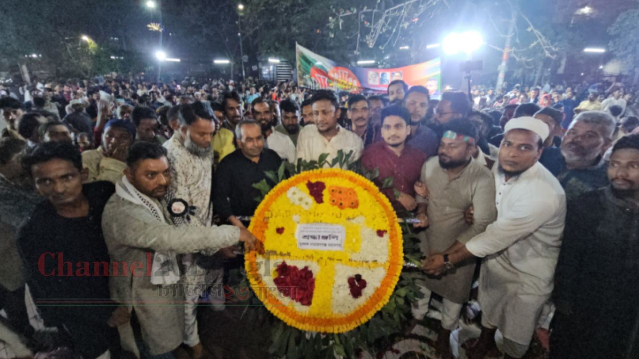 একুশের প্রথম প্রহরে ভাষা শহীদদের প্রতি  সজল-সাহেদের নেতৃত্বে মহানগর যুবদলের শ্রদ্ধা   