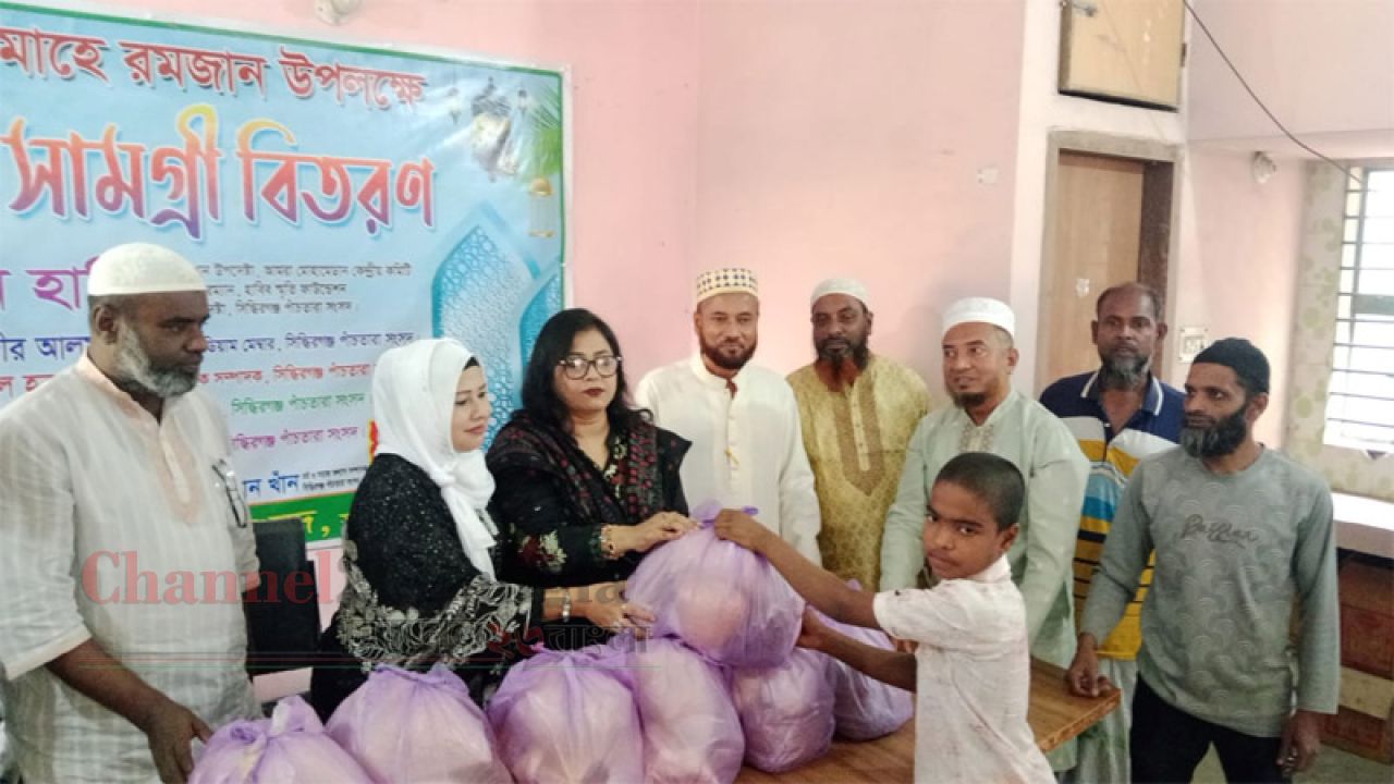 সিদ্ধিরগঞ্জে স্বামীর জন্য দোয়া চেয়ে স্ত্রীর ইফতার সামগ্রী বিতরণ
