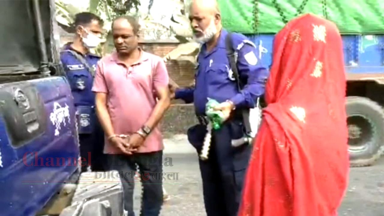 রূপগঞ্জে মুদি দোকানের আড়ালে মাদক  ও দেহ  ব্যবসা: অভিযুক্তকে পুলিশে দিলো জনতা