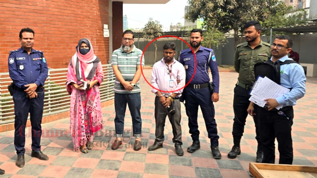পাসপোর্ট অফিসে টাকা আদায়: ভুয়া সাংবাদিক আটক
