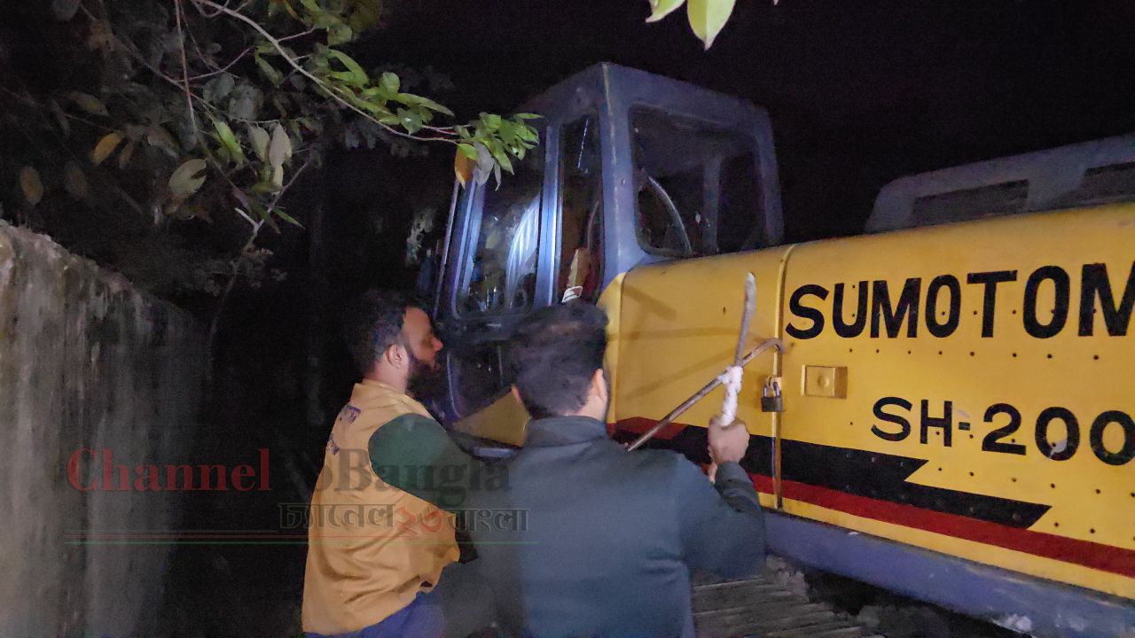 সিরাজদিখানে মধ্যরাতে প্রশাসনের অভিযান: ৪ ভেকু বিকল গুঁড়িয়ে দেওয়া হলো অবৈধ স্থাপনা