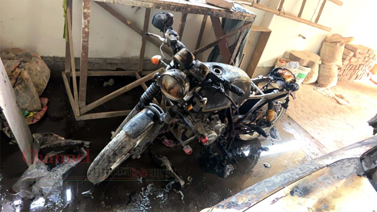 ফতুল্লায় মধ্যরাতে দুর্বৃত্তদের আগুনে পুড়লো সাংবাদিকের মোটরসাইকেল 