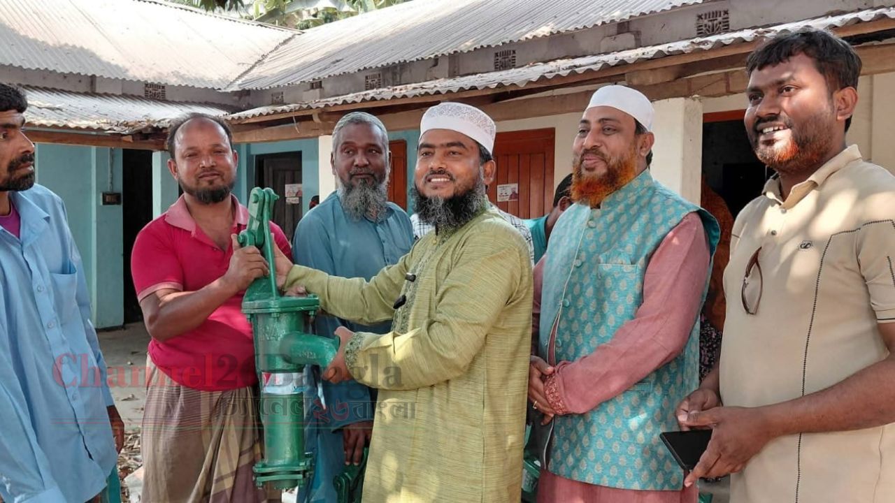 ঠাকুরগাঁওয়ে অসহায়দের মাঝে ছাগল ও টিউবওয়েল বিতরণ