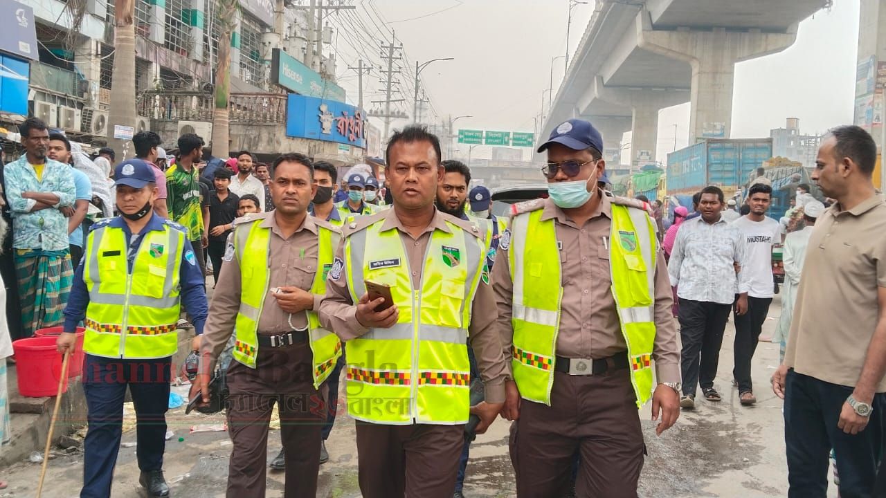 রূপগঞ্জে মহাসড়কে উচ্ছেদ অভিযান: শতাধিক অবৈধ স্থাপনা গুঁড়িয়ে দিল হাইওয়ে পুলিশ