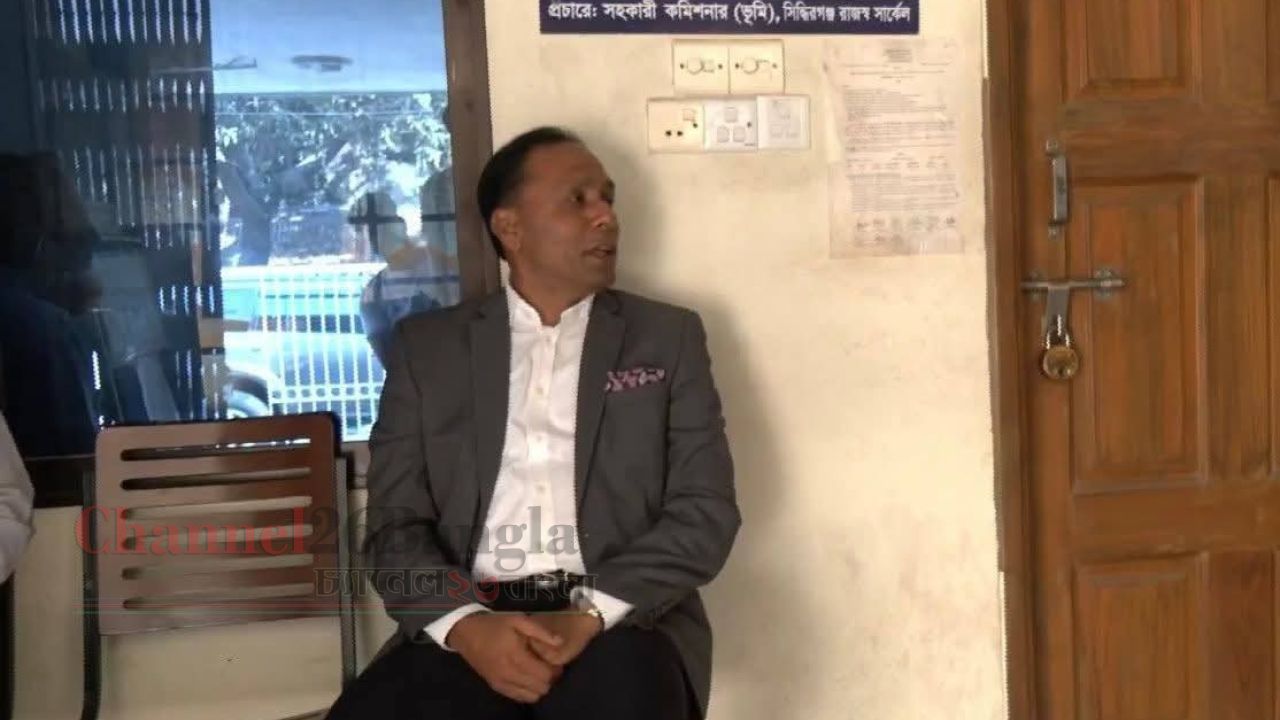 সিদ্ধিরগঞ্জে ভূমি প্রতিমন্ত্রীর আকস্মিক পরিদর্শন: তালাবদ্ধ অফিস বিলম্বে আসায় কর্মকর্তাদের বিরুদ্ধে ব্যবস্থার নির্দেশ