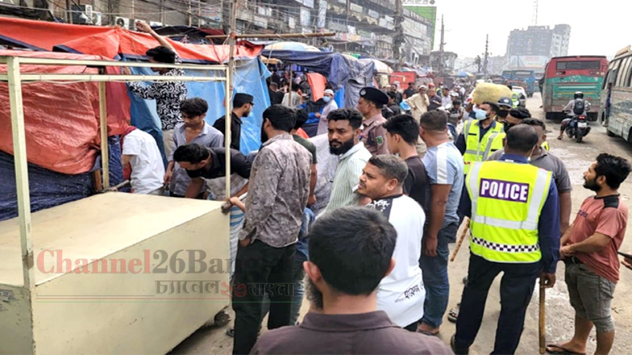 ঈদযাত্রা নির্বিঘ্ন করতে শিমরাইলে হাইওয়ে পুলিশের উচ্ছেদ অভিযান