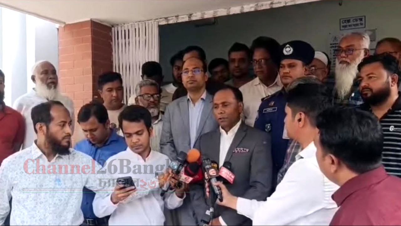 কর্মকর্তাদের দেরিতে উপস্থিতি: সিদ্ধিরগঞ্জ ভূমি অফিসে প্রতিমন্ত্রীর ক্ষোভ