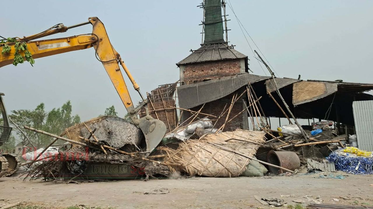 সিরাজদিখানে অবৈধ ভাট্টি গুঁড়িয়ে দিল প্রশাসন