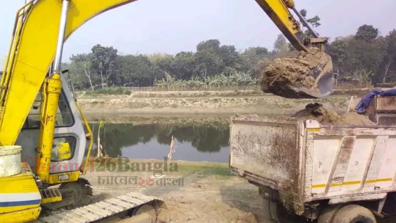 পাবনায় ইছামতি খননের মাটি লুটের অভিযোগ: নীরব পানি উন্নয়ন বোর্ড